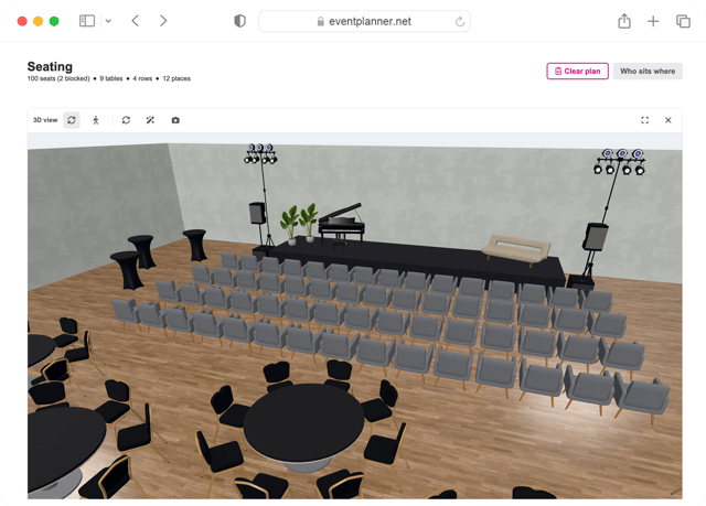Die 3D-Ansicht eines Saalplans in der Veranstaltungssoftware von eventplanner.net: Stuhlreihen und runde Tische vor einer Bühne mit einem Konzertflügel.