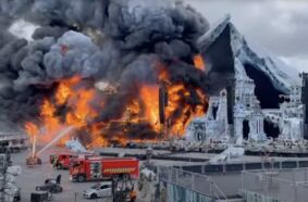 Feuer bei Tomorrowland: Hauptbühne komplett zerstört, Festival geht weiter Feuer bei Tomorrowland: Hauptbühne komplett zerstört, Festival geht weiter