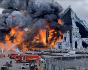 Feuer bei Tomorrowland: Hauptbühne komplett zerstört, Festival geht weiter Feuer bei Tomorrowland: Hauptbühne komplett zerstört, Festival geht weiter