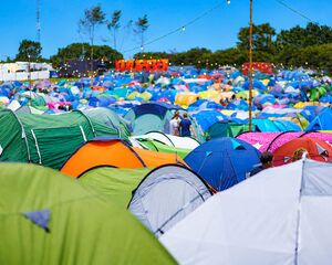 Erst nur die Tagestickets, dann das ganze Wochenende: Die Absage von Defqon.1 im Detail Erst nur die Tagestickets, dann das ganze Wochenende: Die Absage von Defqon.1 im Detail