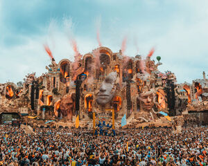 Neue Rekordzahlen für Tomorrowland: 90.000 Euro Gewinn pro Tag, 300 Millionen Euro Umsatz und 21 Millionen Euro Dividende. Neue Rekordzahlen für Tomorrowland: 90.000 Euro Gewinn pro Tag, 300 Millionen Euro Umsatz und 21 Millionen Euro Dividende.